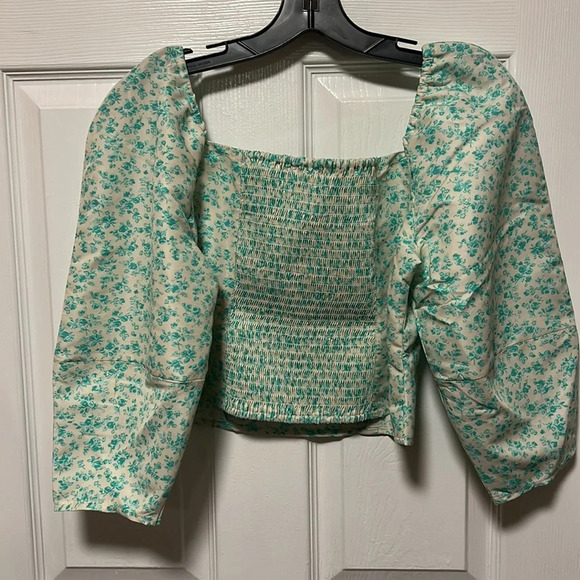 Levi’s Yvie The Statement Blouse Crop Top Floral Puff Sleeve. Size M - Picture 5 of 7